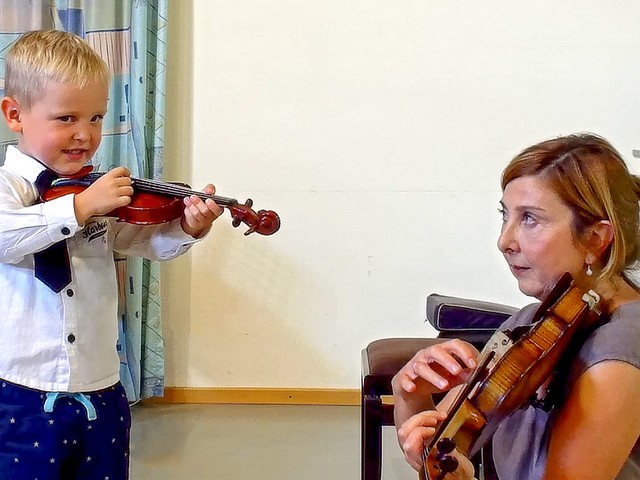 kleiner Junge lernt Geige spielen