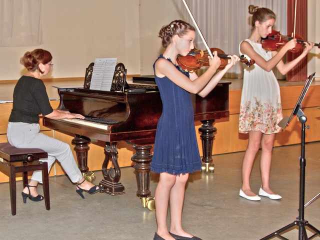 Musiklehrer mit Kindern