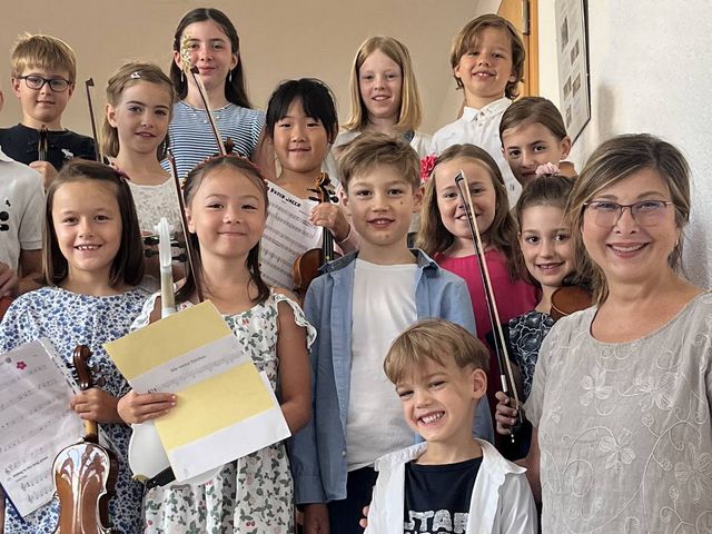 Musiklehrer mit Kindern